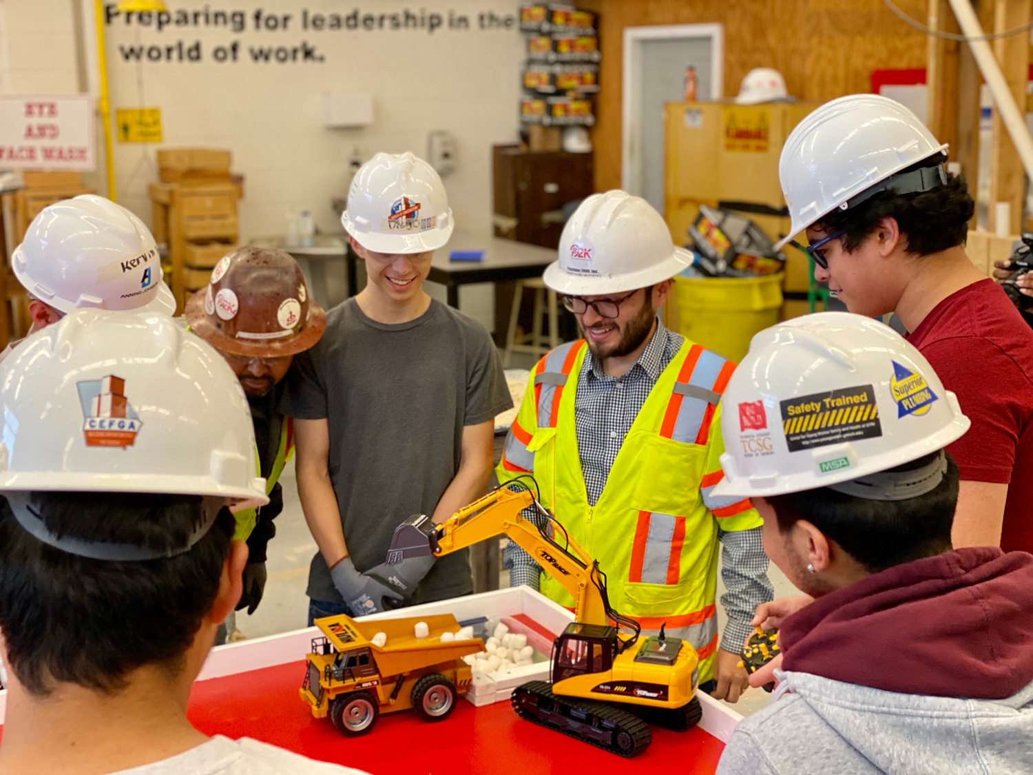  Programa acerca estudiantes, a la industria de la construcción