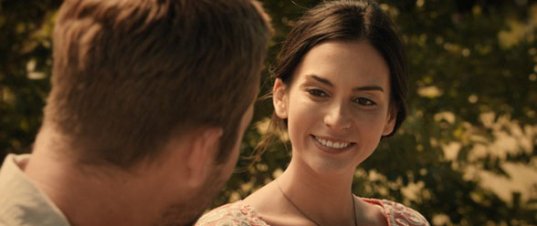 Paul Walker como Nolan Hayes y Génesis Rodriguez como Abigail in Hours. (Credit: © copyright Pantelion Films 2013)
