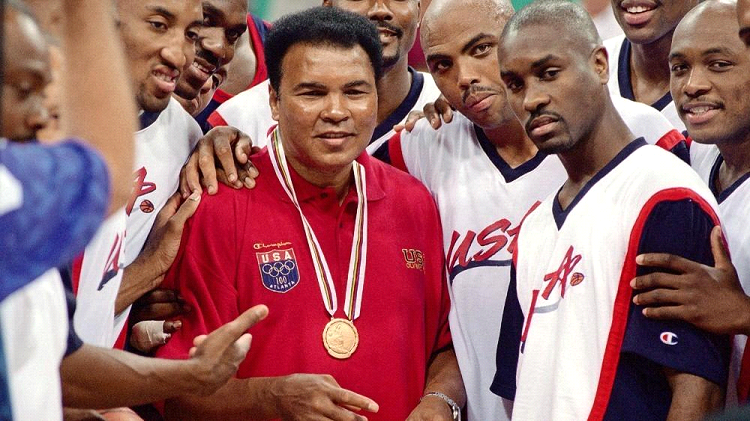 Muhammad Alí, rodeado por los miembros de la selección de baloncesto de Estados Unidos en los Juegos Olímpicos celebrados en Atlanta en el año 1996, después que el COI le repusiera su medalla de oro.