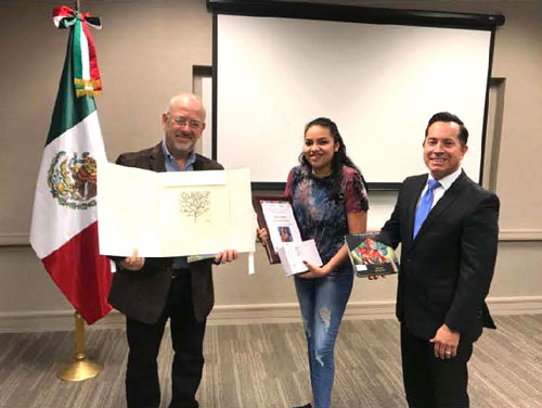  Entrega de reconocimiento a ganadora del concurso de dibujo infantil “éste es mi México”