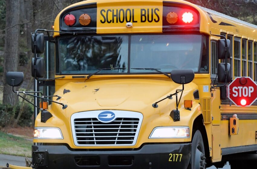  Autobuses escolares de Gwinnett se preparan para salir a la carretera