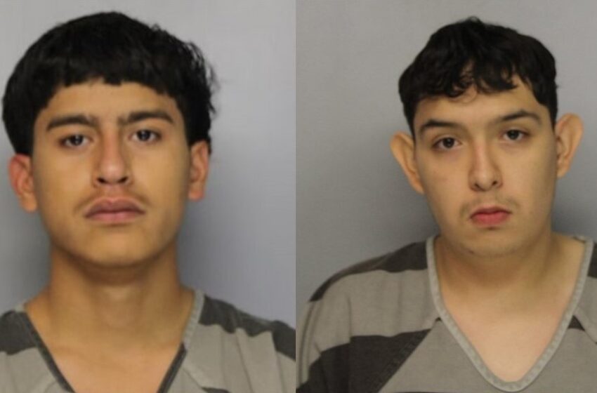 Primero en la foto: Anthony Rebollar, de 18 años, de Gainesville y Víctor Alejandro Flores, de 18 años, también de Gainesville.