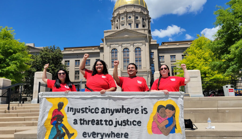 Activistas de la organización Migrant Equity South East, de Savannah protestan por la firma de la ley HB 1105 frente al capitolio estatal de Georgia en Atlanta, el pasado 1o de mayo. (Foto: El Nuevo Georgia News)