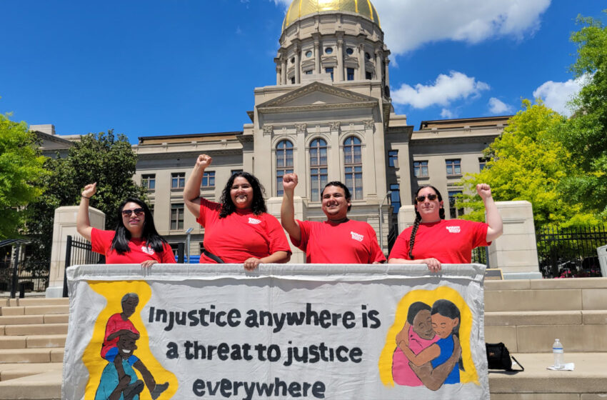 Activistas de la organización Migrant Equity South East, de Savannah protestan por la firma de la ley HB 1105 frente al capitolio estatal de Georgia en Atlanta, el pasado 1o de mayo. (Foto: El Nuevo Georgia News)
