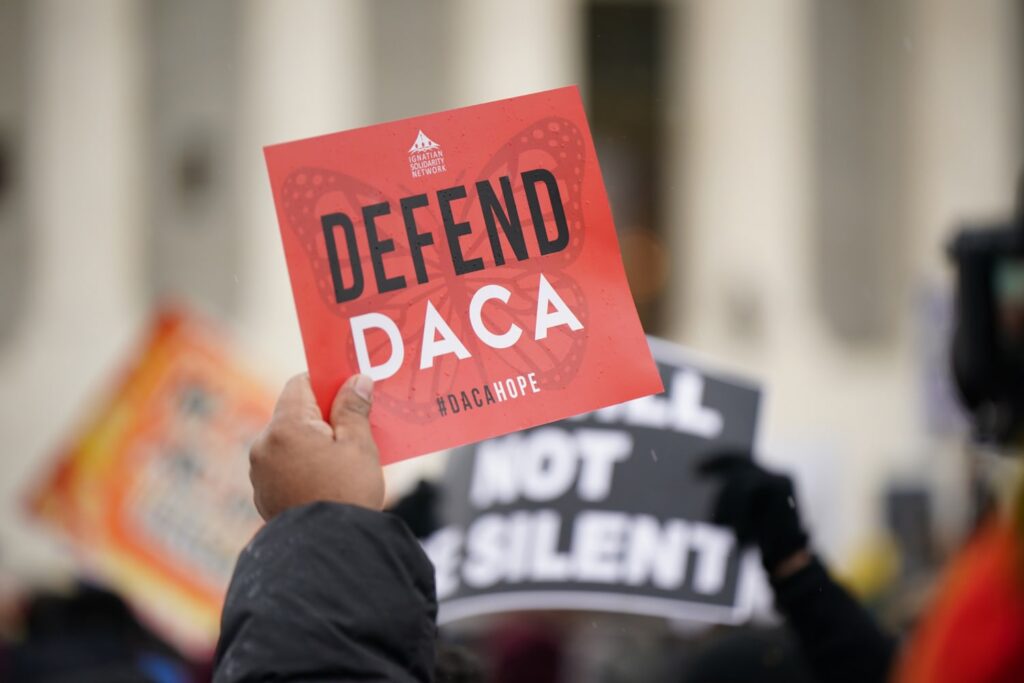 Un reporte de fwd.us del 2023 encontró que desde 2012 el primer grupo de beneficiarios de DACA ha multiplicado por siete sus ingresos medios anuales, ha aportado $108 mil millones de dólares a la economía, y $33 mil millones en impuestos combinados.