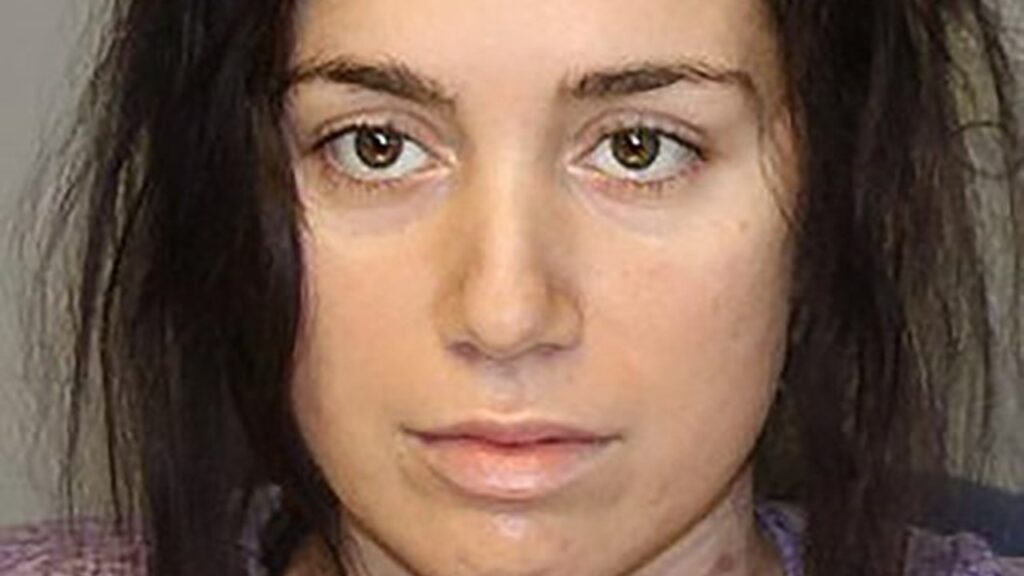 La mujer fue identificada como Khrystal Eileen Borrero, de 29 años, y fue acusada de ocultar una muerte, un delito grave.