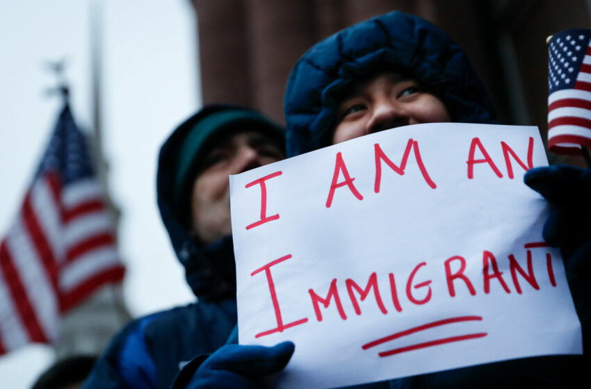  Los indocumentados que Trump quiere deportar aportan millones de dólares a la economía 