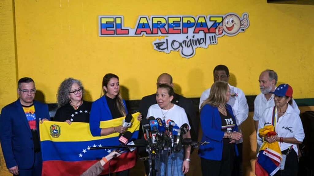 Los líderes de la comunidad venezolana hablan con los medios en Doral, Florida, el lunes, mientras protestan contra la suspensión del estatus de protección temporal. La administración Trump está poniendo fin a un programa de inmigración que actualmente protege a cientos de miles de inmigrantes venezolanos en los EE. UU. de la deportación. Chandan Khanna/AFP vía Getty Images