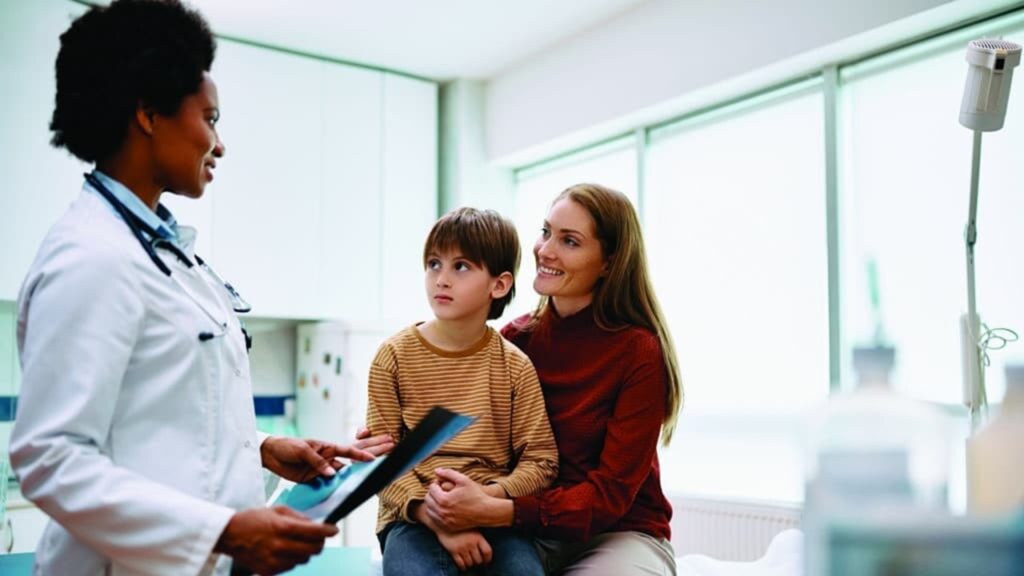 Madre e hijo hablando con el medico: Foto cortesía de Shutterstock