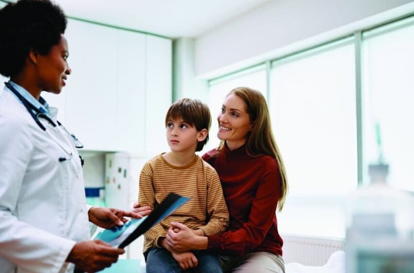 Madre e hijo hablando con el medico: Foto cortesía de Shutterstock