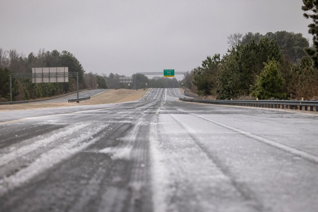 Carreteras y caminos congelados y condiciones peligrosas dejó a su paso por Georgia la tormenta invernal Fern.